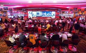 Antarmuka permainan Ikan Jackpot di aplikasi haha788 menampilkan aquarium dengan berbagai ikan dan sistem kontrol penembakan untuk perangkat mobile.